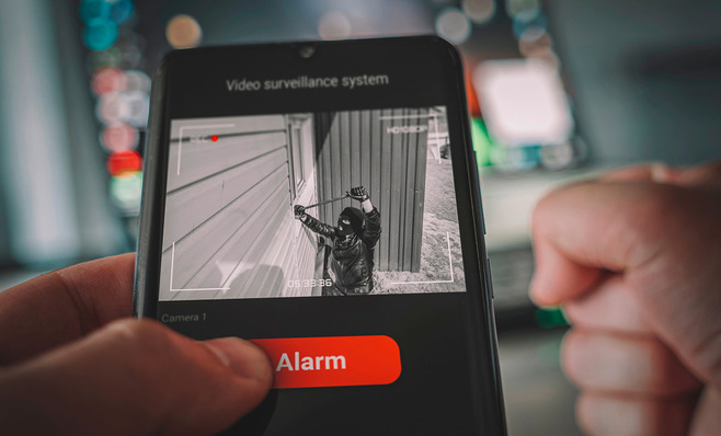 Mit künstlicher Intelligenz werden Videokameras immer besser, Bewegungsmuster zu analysieren und Fehlalarme zu reduzieren.