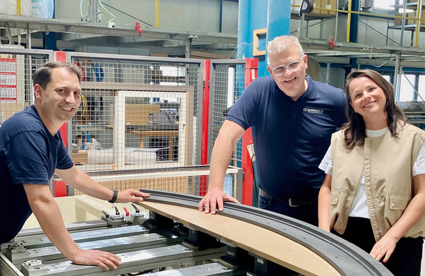 Runde Sache: So verlässt das Insufox Profil die Gargiulo Produktionsstätten in ­Ofterdingen und Nehren (hier, am IMA Bearbeitungszentrum mit v. li. Florian ­Letzgus, ­Marcus Müller, Luisa Gargiulo).