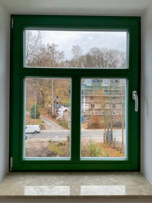 Beispiel eines sanierten Holzfensters im denkmalgeschützten Gebäude an einer stark befahrenen Straße.