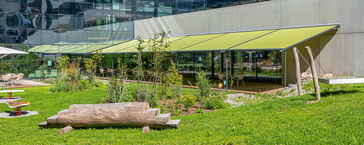 Begrünung sowie Sonnenschutz an Terrassen schaffen geschützte Aufenthaltsflächen für Patienten.