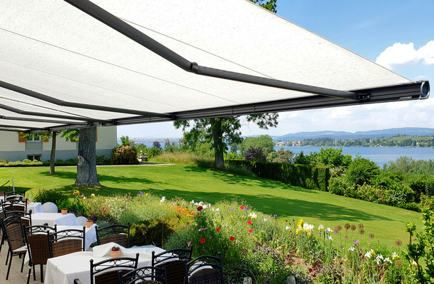Die neue Markisenanlage schenkt der Terrasse des ­Hotels und Restaurants Lilienberg am Untersee (CH) eine freundliche Atmosphäre, die den schönen Seeblick noch mehr betont.