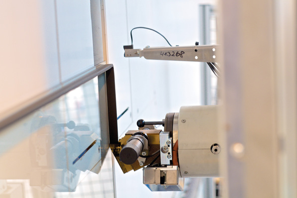 Der Dichtstoff Ködispace 4SG von H.B. Fuller | Kömmerling wird vollautomatisch auf die Scheibe appliziert und bietet höchste Energieeffizienz und maximale Lebensdauer.