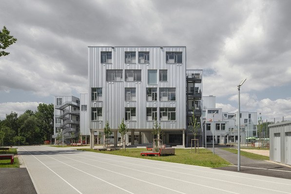 Die Doppelschule in Berlin-Lichtenberg beherbergt eine Integrierte Sekundarschule (ISS) und ein Gymnasium unter einem Dach.