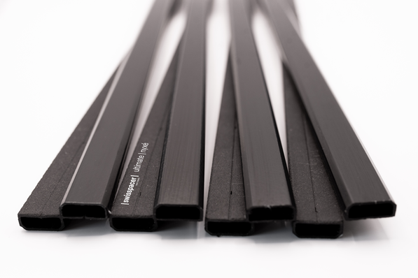 Swisspacer Ultimate | Nyxé: durchgängig schwarze Gestaltung dank Folie und Profilkörper – ein markantes Detail für Architekten und Planer.
