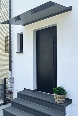 Das gläserne Airforce Vordach von Onlevel braucht keine sichtbare Zugstangen, da die Befestigung einseitig eingespannt und verdeckt erfolgt.