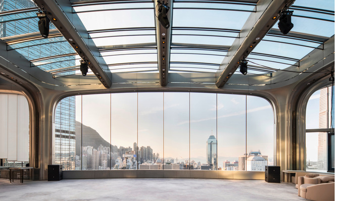 Die skulpturale Glasfassade besteht aus doppelt ­laminierten und ­gebogenen Isolierglaseinheiten. Zum Einsatz ­kamen Gläser von Glas Trösch mit ­speziellen Beschichtungslösungen.