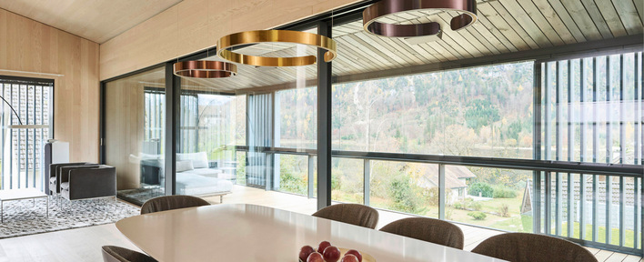 Der offene Wohnbereich wird auf der gesamten Südseite durch eine große Loggia ergänzt, die als energiesparender Klimapuffer fungiert.