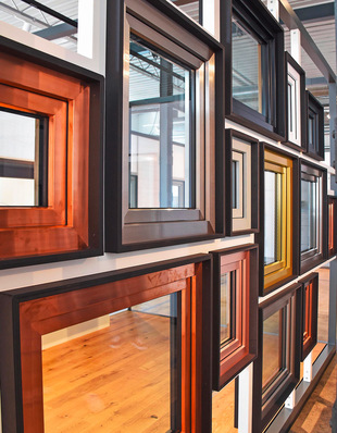 Verschiedene Oberflächen zum Anfassen, darunter „realMaterial“ wie Aluminium in gebürsteter Edelstahloptik – Design-Ideen von Salamander.