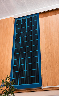 Zum Marktstart stehen neben dem Vollton Schwarz sieben Modulfarben zur Auswahl: Anthrazit, Grau und Hellgrau, Blau, Grün, Terracotta und Gold. Die Pulverbeschichtung der schmalen Aluminium-Rahmen kann farblich darauf abgestimmt werden.