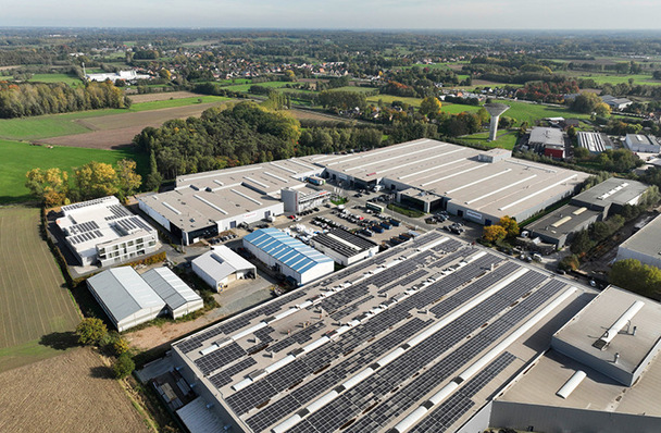 Solaranlagen auf den Produktionshallen am Sitz von Aliplast in Lokeren, Belgien.