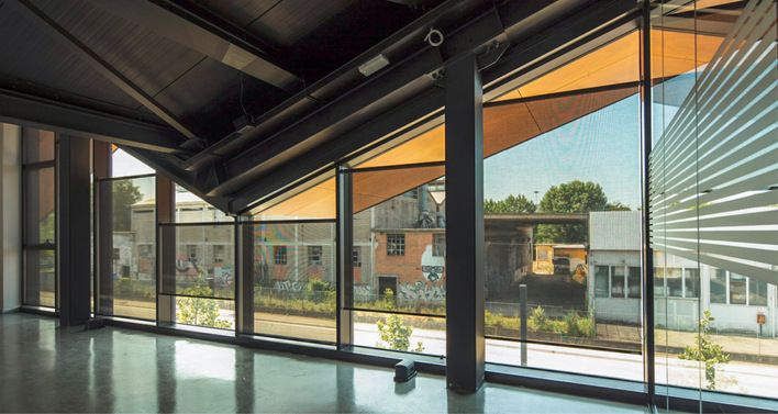 Alle Rollos sind in RAL 8022 schwarzbraun ausgeführt und mit dem Gewebe Soltis 86 Horizon ausgestattet, das für seine hervorragenden Sonnenschutz- und Sichtkomfort-Eigenschaften bekannt ist.