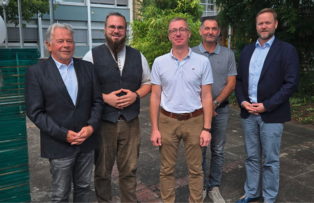 Der Bundesinnungsverband des Glaserhandwerks (BIV) hat am 5. September 2025 einen neuen Vorstand ­bestimmt. Robert Schmitz (Mitte) aus Kempen wurde einstimmig zum Bundesinnungsmeister gewählt. Er ist Inhaber eines Glasereibetriebs und öffentlich bestellter Sachverständiger. Unterstützt wird der neue Bundesinnungsmeister von den neuen stellvertretenden BIM Christophe Lenderoth und Wolfgang Rotberg sowie den Beisitzern Antonio Crucitti und Robin Burmeister.