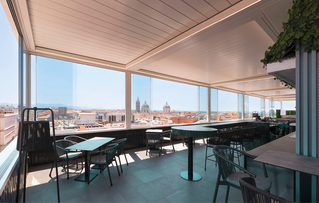 Vier bioklimatische Pergolen Kedry Skylife, ergänzt durch rahmenlose Line Glass Verglasungen und stimmungsvolle LED-Strips, bieten flexiblen Schutz und ungestörte Ausblicke.