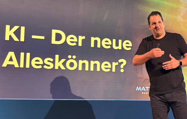 Der Handwerksmeister und KI-Experte Matthias Brack sagt: „Ich bin zu faul, um nicht zu digitalisieren.“ Er lieferte wertvolle Beispiele für den Einsatz von KI im Alltag von Vertriebs- und Marketingabteilungen von Handwerksbetrieben.