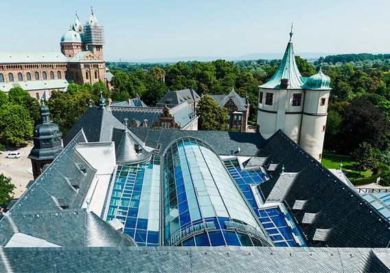 Der Innenhof des Museums ist nun sicher Überdacht. Heute ist der Raum unter dem Glasdach wieder für Veranstaltungen nutzbar, auch Dank der speziell bedruckten effektiven ­Sonnenschutzgläser.