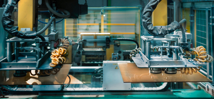 Schott stellt seit einiger Zeit ausgewählte Maschinen auf eine „Digital Native CNC“ um, besser bekannt als Sinumerik One von Siemens, welche die Entwicklung via Digitalem Zwilling erleichtert, was deutlich Zeit und Kosten einzusparen hilft.