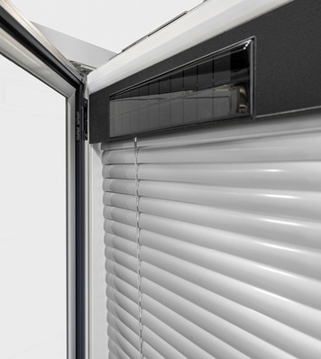 Das Verbundfenster mit I-tec Shading sorgt dank PV-Modul und Akku für eine ideale Raumtemperatur – völlig autark und ohne zusätzliche Stromversorgung.