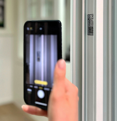 Ein einfaches Scannen des Fensterrahmens mit einem Smartphone genügt, um die FeBa ID zu öffnen und wichtige Produktinformationen abzurufen.