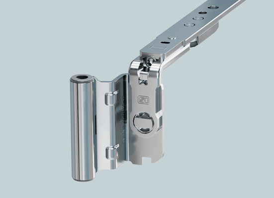 Verarbeitern bietet die Bandseite TITAN Holz deutliche Effizienzgewinne in der Fertigung. Dazu trägt die innovative Winkelbandkupplung bei, die für einen leichten, zuverlässigen Anschlag in DIN-Richtung sorgt.