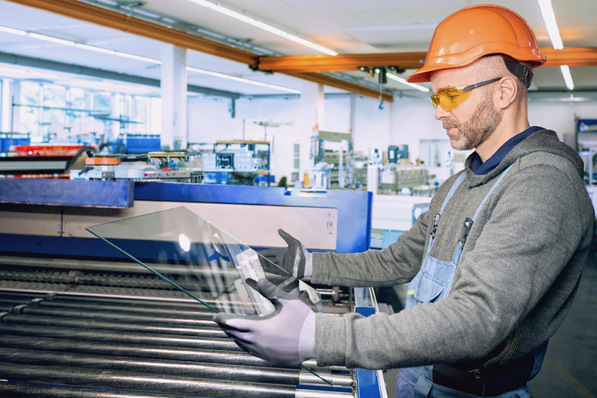 Saubere Oberﬂächen sind in der Produktion von Glas eine wichtige Qualitätsanforderung.