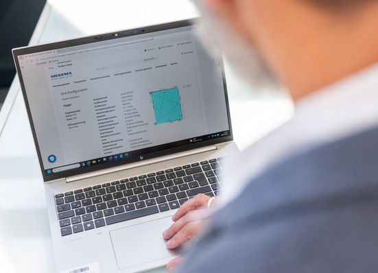 Nach Abschluss der Konfiguration erhalten Verarbeiter eine Zeichnung mit allen wesentlichen Parametern und Maßen. Die Reduzierung auf Praxisrelevantes spart wertvolle Zeit in der Fertigung.