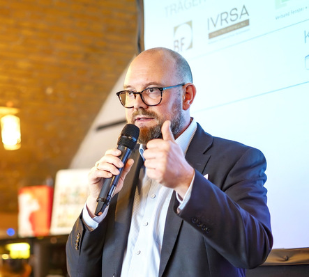 Tom Drinkuth von der Repräsentanz Transparente Gebäudehülle bei der Vorstellung der Prognos-Studie am 14. Oktober 2025.