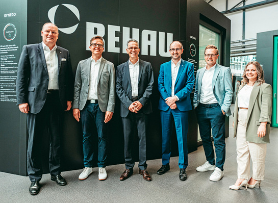 Im intensiven Austausch am Standort Erlangen (v.l.): Carsten Heuer, GW-Chefredakteur Daniel Mund, Michael Stöger, Frank Zimmermann, Peter Kotzur und Daniela Rinner. 