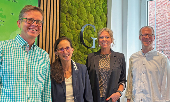Elke Harreiß (2.v.l.) und Nicole Neuendorf im Verlagshaus in Stuttgart. Rechts: ­Verleger Robert Reisch und links Chefredakteur Daniel Mund.