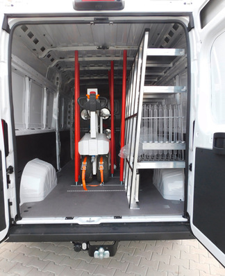 Der Heber ist sicher im Transporter befestigt, dabei ist noch Ladeplatz verfügbar.