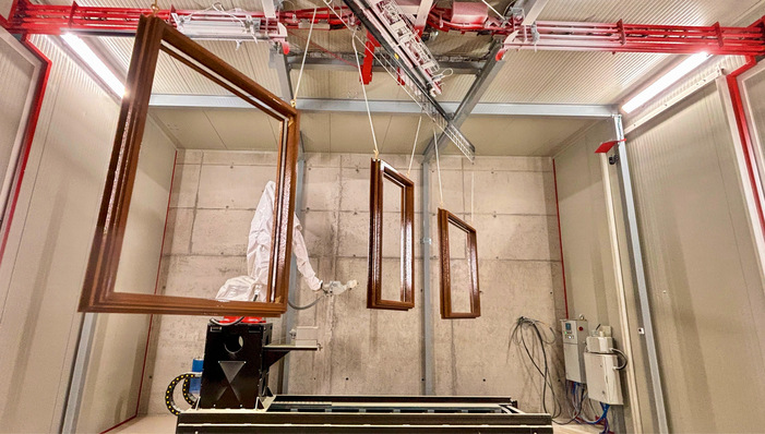 Spritzkabine von ­Finiture bei Wiegand ­Fensterbau: ­Elemente können ­direkt in der Kabine ­gewendet ­werden.