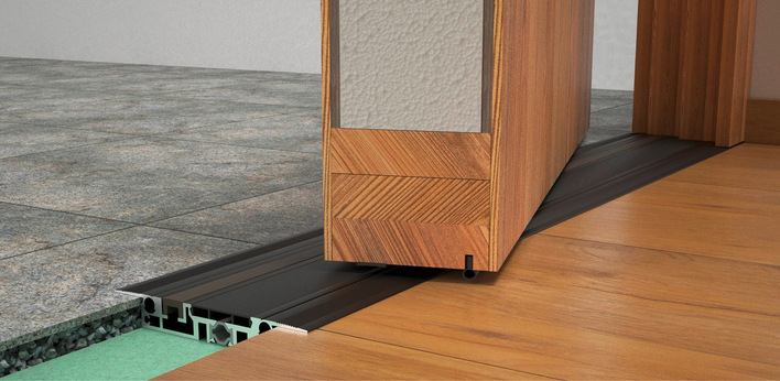 Den Trend zur Pivottüre hatte Alumat einst vom Besuch der International Building Show in Las Vegas mit­gebracht – seither werden die Aktivitäten rund um die Konstruktion, bei der sehr hohe Gewichte auf dem Drehpunktantrieb abgelastet werden, immer vielfältiger.