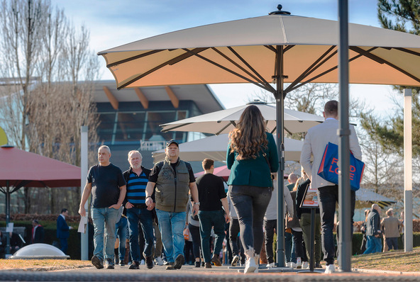 Besucherinnen und Besucher erleben durch die OUTDOOR. AMBIENTE. LIVING. unter realen ­Bedingungen, wie sich Außenflächen in wertvolle Umsatztreiber verwandeln lassen.