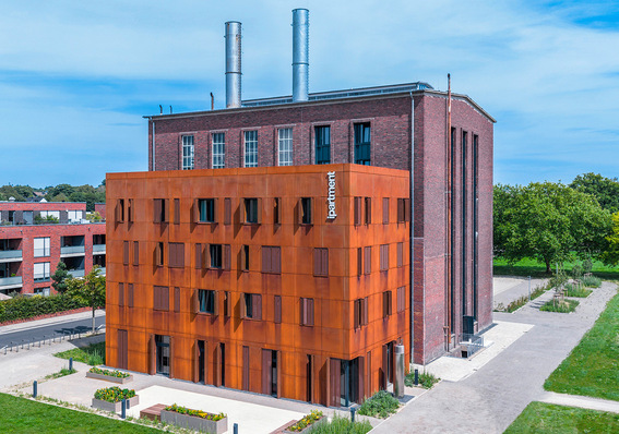 Der Backsteinbau ist das sichtbare Symbol für die Transformation des ehemaligen Eisen­bahn-Ausbesserungswerks zum Stadtquartier „Neue Bahnstadt Opladen“.