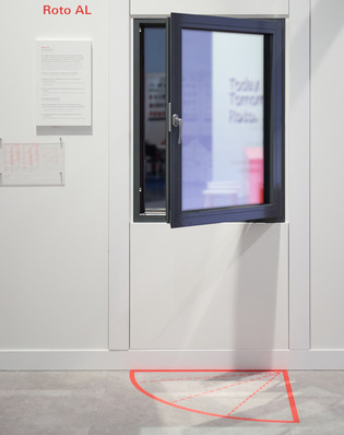 Der neue Feststellbegrenzer für Aluminiumdrehfenster mit Beschlägen aus den Programmen „Roto AL“ und „Roto AL Designo“ ist eine Komfortlösung, die auch nachgerüstet werden kann. Der Fensterflügel wird stufenlos einfach über den Griff arretiert.