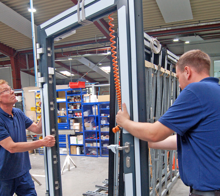 Als CE-zertifiziertes Unternehmen fertigt FOPPE+FOPPE normkonforme Brand- und Rauchschutztüren für die Außenanwendung. Im Programm sind neben der neuen EI290 Sa/S200C5-Tür auch Rohrrahmentüren in EI230- und EI260-Ausführung.