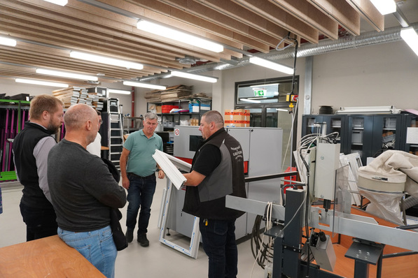 Fachoberlehrer Daniel Jetzlsperger (r.) zeigt die Vorzüge der Rahmenherstellung an der Berufsschule an einer Eckverbindung.