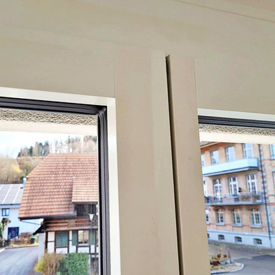 Immer wieder treten bei hell lackierten Holzfenstern, insbesondere während oder unmittelbar nach der Bauphase, bräunliche Flecken auf.