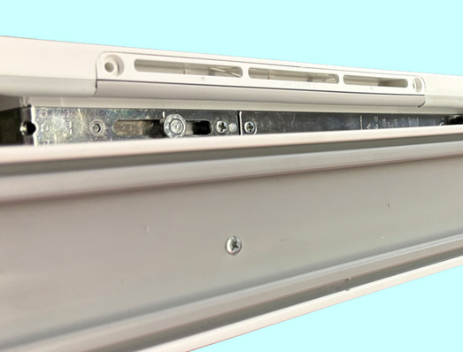 FFL-smart im eingebauten Zustand: Der Flügel ist leicht geöffnet, damit man die  Beschlagunabhängigkeit erkennen kann