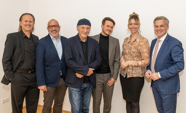 (V.l.n.r.) DI Wolfgang Salcher, Landeskonservator Wien Bundesdenkmalamt, Andreas Kraler, CEO und geschäftsführender Gesellschafter von Hella, Filmregisseur Robert Dornhelm, Architekt Maximilian Eisenköck, Karina Schunker, EHL Wohnen Geschäftsführerin, und Tarek Leitner, Journalist und Moderator. 