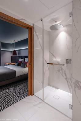 Die nicht sichtbare Beschichtung „Luxclear“ von AGC Glass Europe schützt Glasoberflächen dauerhaft gegen Glaskorrosion.