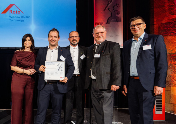 Freuten sich über die Auszeichnung als Kategorie-Sieger „Interner Werkzeugbau unter 50 Mitarbeitende“ am 12. November 2025 im Krönungssaal des Aachener Rathauses; Vertreter der Roto Frank Austria GmbH im Bild v. l. n. r.: MA Stefanie Bonora (Leitung Human Resources), Dipl.-Wirt.-Ing. (FH) Thomas Hirschmann (Hauptprozessleiter Halbteilefertigung), Gernot Tieber (Prozessleiter Werkzeugbau), Christian Lazarevic (Geschäftsführer), Friedrich Kostreutz (Konstruktions- und Projektleitung).