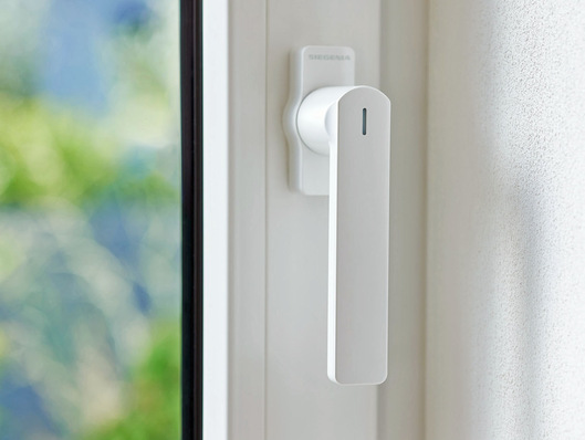 Der smarte Fenstergriff macht das Ver- und Entriegeln von abschließbaren Fenstern digital und komfortabel und ist mit kompatiblen Smart-Home-Systemen einsetzbar.