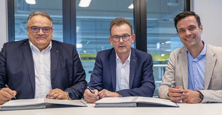 v. l.: Andreas Darlath, Head of Business Unit Schüco Fabrication, ­Ludger Martinschledde, Geschäftsführer der Schirmer Maschinen GmbH und Hendrik ­Pahlsmeyer, Head of Technology & Product Solutions der Schüco International KG ­unterzeichnen den Vertrag für eine Kooperation der Unternehmen.