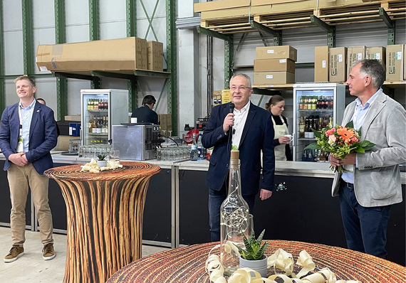 Herzlich begrüßen (v. links) Hanjo Junkelmann, Aldra Geschäftsführer, ­Holger Asche, Betriebsleiter ewitherm und Jan-Peter Albers, geschäftsführender ­Gesellschafter der Aldra Fenster und Türen GmbH, Mitarbeitende und Ihre ­Angehörigen zum Familienfest anlässlich des 10-jährigen Firmenjubiläums.