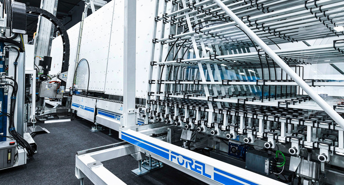 Die neue, integrierte Logistik-Lösung von Forel ermöglicht es dem Isolierglas-Hersteller, seine frisch versiegelten Isoliergläser in einem automatisierten Lager zwischenzulagern.