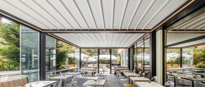 Die Alba Butterfly kann mit den maximalen Abmessungen 550 × 715 cm freistehend oder als wandangelehnte Version ausgeführt werden.