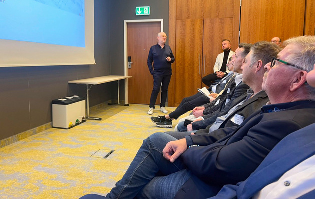 Der Sachverständige Vögele zeigte das Missverhältnis auf, wenn Handwerker mit ihren Pflichten und Vorgaben auf Social Media Angebote als Konkurrenz treffen.