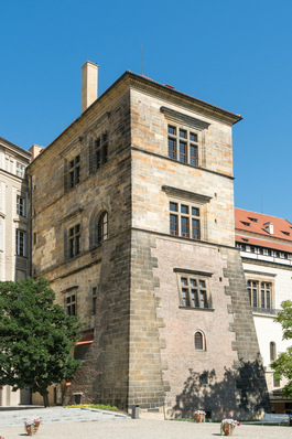 Süd- und Westseite des alten Königspalastes (Ludwigtrakt) zum Wallgarten mit blauem Himmel. Hier fand 1618 der 2. Prager Fenstersturz  durch das zweite Fenster von oben seitlich rechts statt.