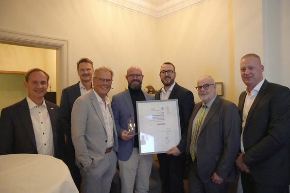 Bei der Urkundenübergabe (v.l): Florian Kneer (Kneer-Südfenster), Stefan Brömse (Brömse), Hermann und Michel Schüller (Semcoglas Holding), Florian Jehle (Sebnitzer Fensterbau), Thomas Hildenbrandt (FLG) und Martin Rommel (Fenster- und Fassadenbau Rommel)