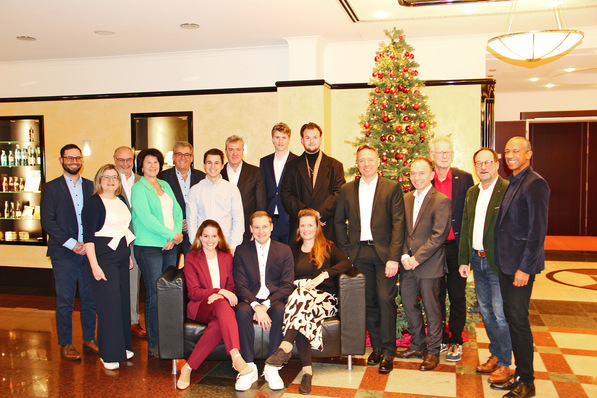 Die Absolventen und Absolventinnen von „Top-Managementwissen“ feierten den Abschluss des Ausbildungsprogramms gemeinsam mit Trainern und dem Team der profine am 27. November in Weimar.